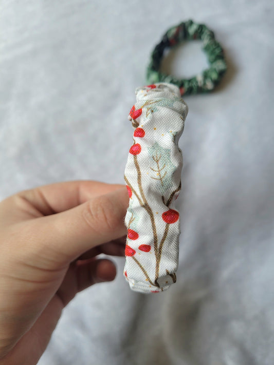 Christmas Berry Breastfeeding Clip